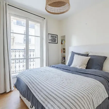Parisien Baigne De Soleil Paris